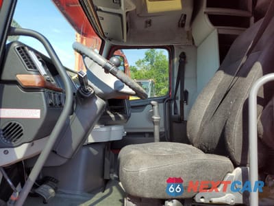 Piąte zdjęcie samochodu w środku: 2006 VOLVO VNL SEMI TRUCK VIN:4V4NC9GH46N437528 - miniatura