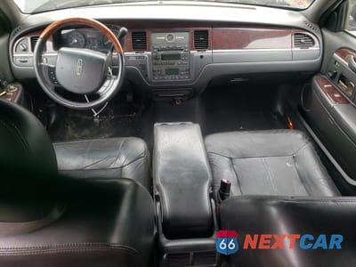 Zdjęcie 8 z 12 samochodu: 2009 LINCOLN TOWN CAR SIGNATURE LIMITED VIN:2LNHM82V19X611860 - miniatura
