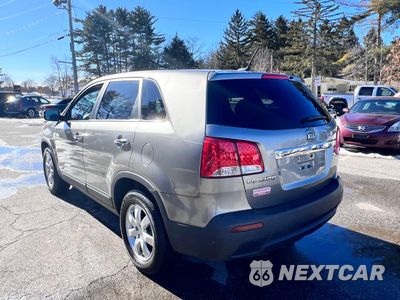 Czwarte zdjęcie samochodu z boku: 2011 KIA SORENTO BASE VIN:5XYKTCA19BG119218 - miniatura
