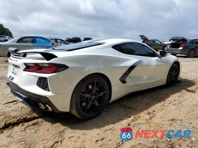 Trzecie zdjęcie samochodu z tyłu: 2021 CHEVROLET CORVETTE STINGRAY 3LT VIN:1G1YC2D42M5112688 - miniatura