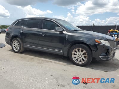 Czwarte zdjęcie samochodu z boku: 2015 LINCOLN MKT VIN:2LMHJ5NKXFBL01356 - miniatura