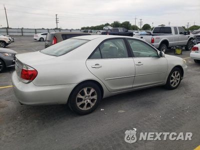 Trzecie zdjęcie samochodu z tyłu: 2005 TOYOTA CAMRY LE VIN:JTDBE30K050315692 - miniatura