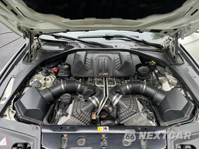 Zdjęcie 7 z 10 samochodu: 2015 BMW M5 VIN:WBSFV9C58FD594418 - miniatura