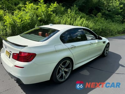 Czwarte zdjęcie samochodu z boku: 2015 BMW M5 VIN:WBSFV9C58FD594418 - miniatura