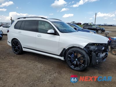 Czwarte zdjęcie samochodu z boku: 2024 BMW X7 XDRIVE40I VIN:5UX23EM00R9S72496 - miniatura