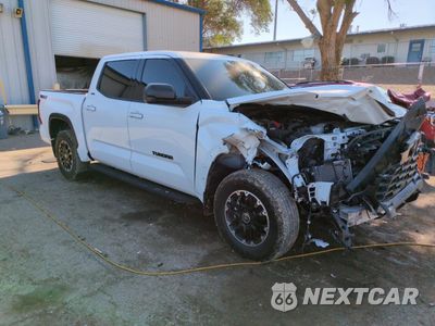 Czwarte zdjęcie samochodu z boku: 2023 TOYOTA TUNDRA CREWMAX SR VIN:5TFLA5DB5PX058173 - miniatura