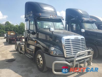 2017 FREIGHTLINER CASCADIA 125 1FUJGEDR9HLHZ7991 - główne zdjęcie licytacji z USA - miniatura