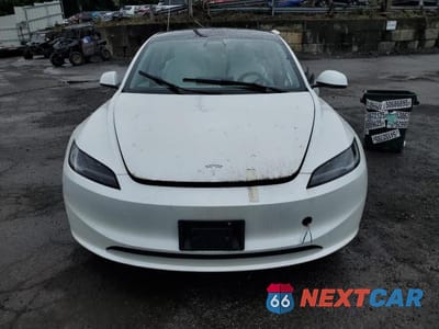 Piąte zdjęcie samochodu w środku: 2024 TESLA MODEL 3 VIN:5YJ3E1EB9RF802155 - miniatura