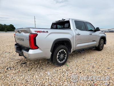 Trzecie zdjęcie samochodu z tyłu: 2024 TOYOTA TUNDRA CREWMAX SR VIN:5TFLA5DB5RX207376 - miniatura