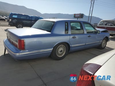 Trzecie zdjęcie samochodu z tyłu: 1995 LINCOLN TOWN CAR SIGNATURE VIN:1LNLM82W4SY618651 - miniatura