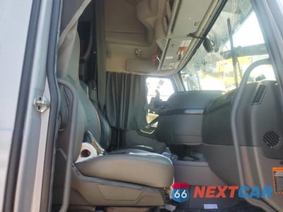 Piąte zdjęcie samochodu w środku: 2024 VOLVO VNL SEMI TRUCK VIN:4V4NC9EH6RN642047 - miniatura