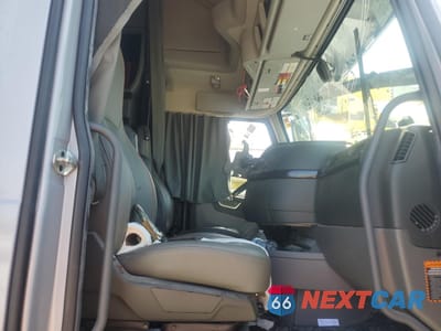 Piąte zdjęcie samochodu w środku: 2024 VOLVO VNL SEMI TRUCK VIN:4V4NC9EH6RN642047 - miniatura