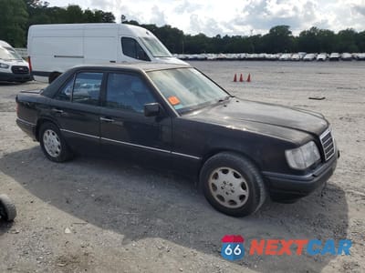 Czwarte zdjęcie samochodu z boku: 1994 MERCEDES-BENZ E 420 VIN:WDBEA34E0RC106131 - miniatura