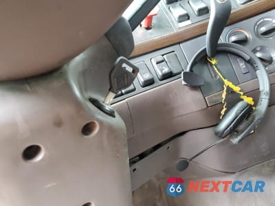 Zdjęcie 6 z 11 samochodu: 2016 VOLVO VHD VIN:4V5K99EG0GN963230 - miniatura