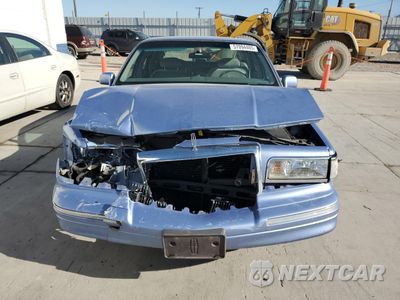 Piąte zdjęcie samochodu w środku: 1995 LINCOLN TOWN CAR SIGNATURE VIN:1LNLM82W4SY618651 - miniatura