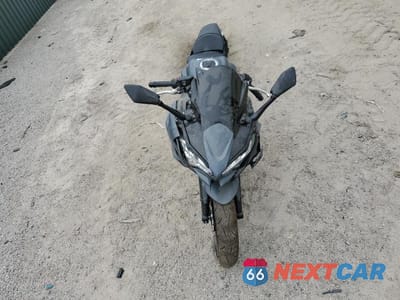 Piąte zdjęcie samochodu w środku: 2024 KAWASAKI EX650 R VIN:ML5EXER17RDAD4249 - miniatura