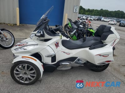 Trzecie zdjęcie samochodu z tyłu: 2018 CAN-AM SPYDER ROADSTER RT VIN:2BXNBDD27JV000238 - miniatura
