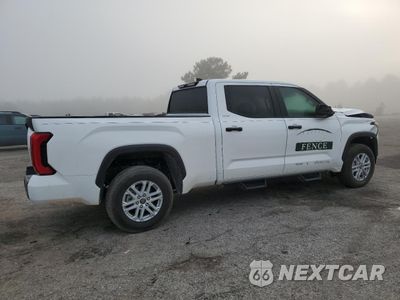 Trzecie zdjęcie samochodu z tyłu: 2024 TOYOTA TUNDRA CREWMAX SR5 VIN:5TFLA5EC2RX021169 - miniatura