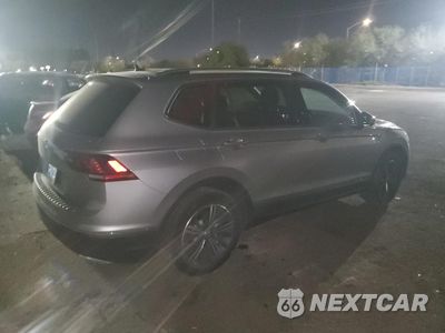 Trzecie zdjęcie samochodu z tyłu: 2019 VOLKSWAGEN TIGUAN SE VIN:3VV3B7AX8KM189977 - miniatura