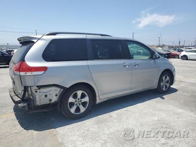 Trzecie zdjęcie samochodu z tyłu: 2012 TOYOTA SIENNA LE VIN:5TDKK3DC5CS251199 - miniatura