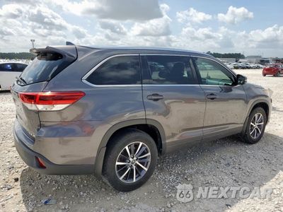 Trzecie zdjęcie samochodu z tyłu: 2018 TOYOTA HIGHLANDER SE VIN:5TDJZRFH9JS526248 - miniatura