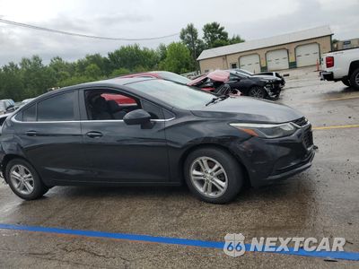 Czwarte zdjęcie samochodu z boku: 2017 CHEVROLET CRUZE LT VIN:1G1BE5SM2H7179371 - miniatura