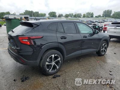 Trzecie zdjęcie samochodu z tyłu: 2025 CHEVROLET TRAX 1RS VIN:KL77LGEP9SC017138 - miniatura