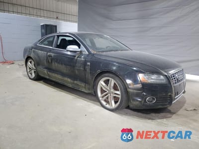 Czwarte zdjęcie samochodu z boku: 2010 AUDI S5 PRESTIGE VIN:WAUVVAFRXAA053042 - miniatura