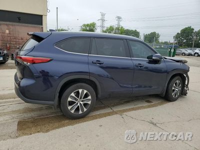Trzecie zdjęcie samochodu z tyłu: 2022 TOYOTA HIGHLANDER XLE VIN:5TDHZRBH4NS574864 - miniatura