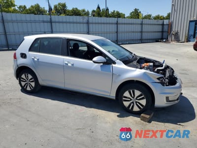 Czwarte zdjęcie samochodu z boku: 2016 VOLKSWAGEN E-GOLF SE VIN:WVWKP7AU8GW915751 - miniatura
