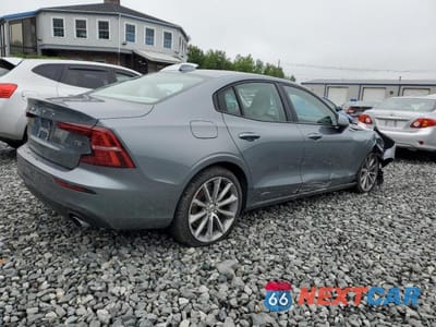 Trzecie zdjęcie samochodu z tyłu: 2021 VOLVO S60 T6 MOMENTUM VIN:7JRA22TK1MG092581 - miniatura