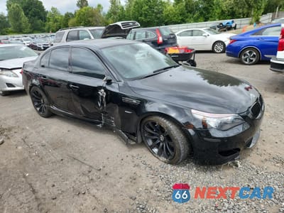 Czwarte zdjęcie samochodu z boku: 2010 BMW M5 VIN:WBSNB9C50AC043256 - miniatura