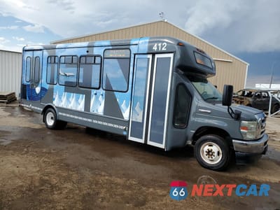 Czwarte zdjęcie samochodu z boku: 2022 FORD ECONOLINE E450 SUPER DUTY CUTAWAY VAN VIN:1FDFE4FNXNDC37760 - miniatura