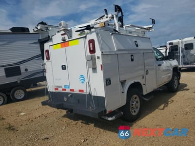 Trzecie zdjęcie samochodu z tyłu: 2018 CHEVROLET SILVERADO C3500 VIN:1GB3CYCG9JZ205913 - miniatura