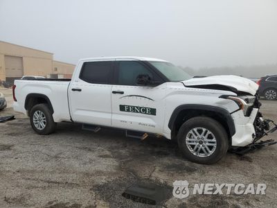Czwarte zdjęcie samochodu z boku: 2024 TOYOTA TUNDRA CREWMAX SR5 VIN:5TFLA5EC2RX021169 - miniatura