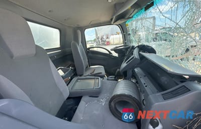 Piąte zdjęcie samochodu w środku: 2020 ISUZU NPR VIN:54DB4W1B1LS801170 - miniatura