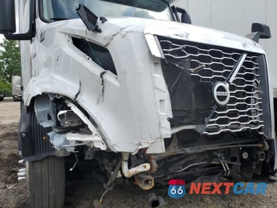 Zdjęcie 9 z 10 samochodu: 2023 VOLVO VNL SEMI TRUCK VIN:4V4NC9EH0PN626729 - miniatura