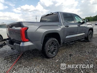 Trzecie zdjęcie samochodu z tyłu: 2024 TOYOTA TUNDRA CREWMAX SR VIN:5TFLA5AB6RX039509 - miniatura