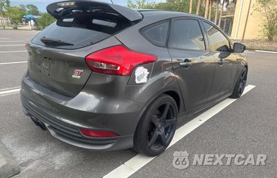 Czwarte zdjęcie samochodu z boku: 2016 FORD FOCUS ST VIN:1FADP3L90GL280025 - miniatura