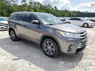 Czwarte zdjęcie samochodu z boku: 2018 TOYOTA HIGHLANDER SE VIN:5TDJZRFH9JS526248 - miniatura