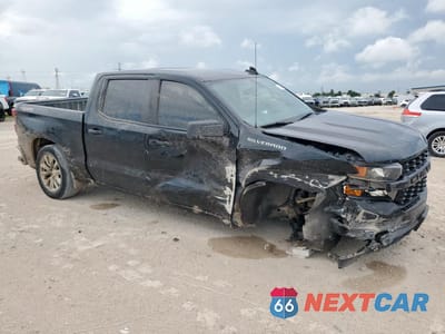 Czwarte zdjęcie samochodu z boku: 2021 CHEVROLET SILVERADO K1500 CUSTOM VIN:3GCPYBEK7MG211744 - miniatura