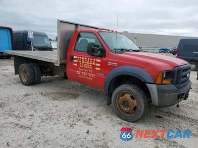 Czwarte zdjęcie samochodu z boku: 2006 FORD F550 SUPER DUTY VIN:1FDAF57P66EC01542 - miniatura