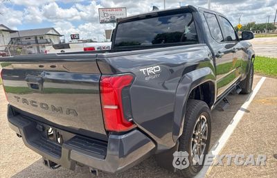 Czwarte zdjęcie samochodu z boku: 2024 TOYOTA TACOMA DOUBLE CAB VIN:3TMKB5FN8RM015827 - miniatura