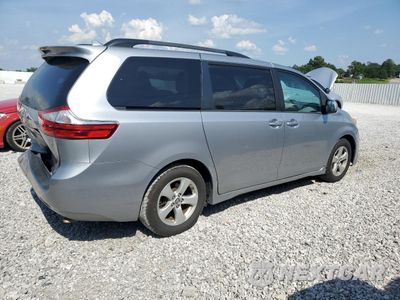 Trzecie zdjęcie samochodu z tyłu: 2018 TOYOTA SIENNA LE VIN:5TDKZ3DC0JS918558 - miniatura