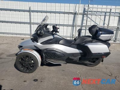Trzecie zdjęcie samochodu z tyłu: 2022 CAN-AM SPYDER ROADSTER RT VIN:2BXNBDD29NV003910 - miniatura