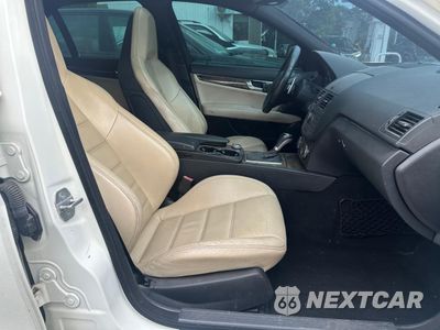 Czwarte zdjęcie samochodu z boku: 2008 MERCEDES-BENZ C 63 AMG VIN:WDDGF77X78F171450 - miniatura