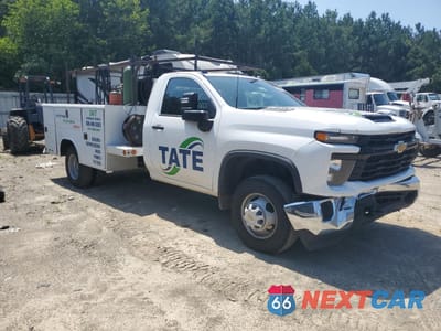 Czwarte zdjęcie samochodu z boku: 2024 CHEVROLET SILVERADO C3500 VIN:1GB3WRE78RF396893 - miniatura