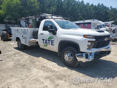 Czwarte zdjęcie samochodu z boku: 2024 CHEVROLET SILVERADO C3500 VIN:1GB3WRE78RF396893 - miniatura
