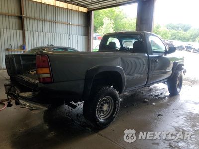 Trzecie zdjęcie samochodu z tyłu: 2002 CHEVROLET SILVERADO K2500 HEAVY DUTY VIN:1GCHK24U92E219146 - miniatura