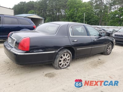 Trzecie zdjęcie samochodu z tyłu: 2009 LINCOLN TOWN CAR SIGNATURE LIMITED VIN:2LNHM82V19X611860 - miniatura